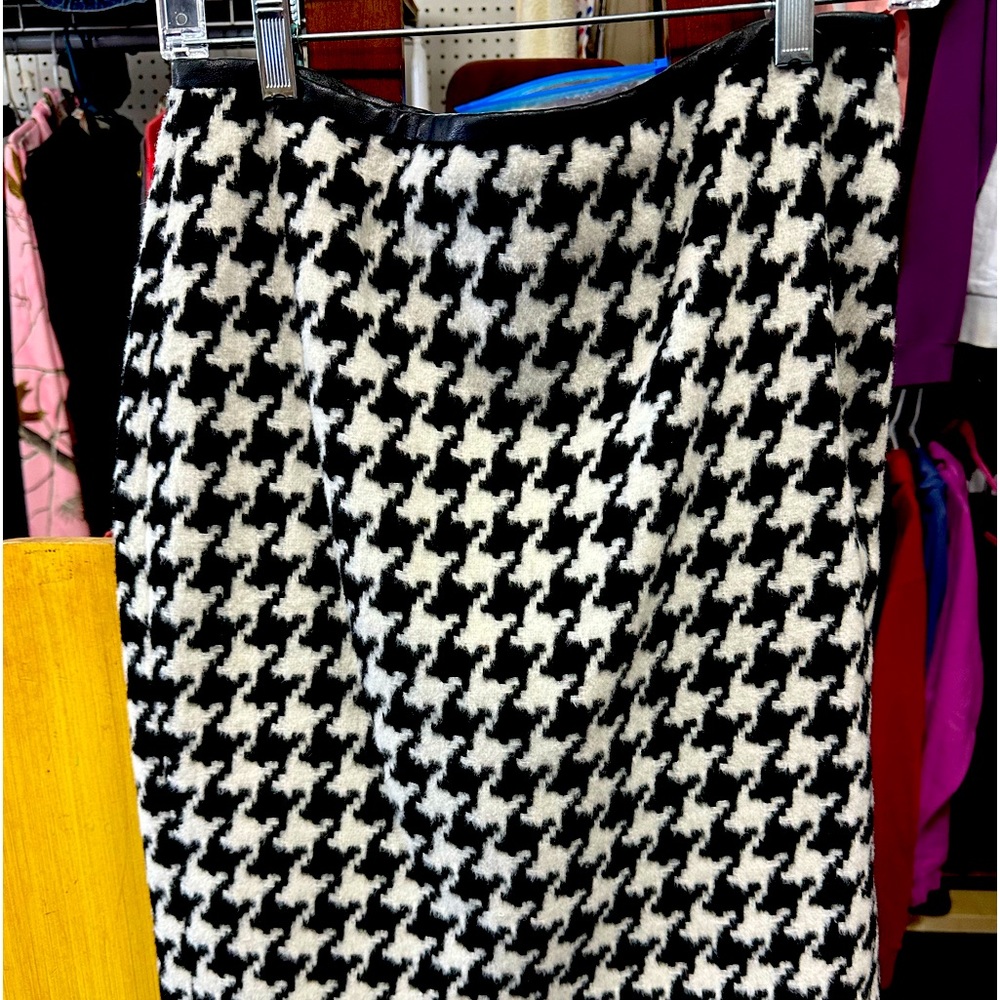 Talbots wool black and white women's skirt. Size 6 petite: like NEW